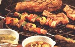 Brochettes met varkensvlees en paprikasaus